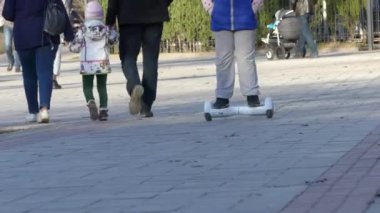 Kiev, Ukrayna - 8 Nisan 2018: Genç kız arkadaş bacaklar Jeans Park Segway Gyroboards binme keyfini çıkarın..