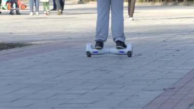 Kiev, Ukrayna - 8 Nisan 2018: Genç kız arkadaş bacaklar Jeans Park Segway Gyroboards binme keyfini çıkarın..