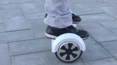 Kiev, Ukrayna - 8 Nisan 2018: Genç kız arkadaş bacaklar Jeans Park Segway Gyroboards binme keyfini çıkarın..