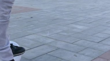 Kiev, Ukrayna - 8 Nisan 2018: Genç kız arkadaş bacaklar Jeans Park Segway Gyroboards binme keyfini çıkarın..