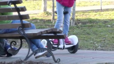 Kiev, Ukrayna - 8 Nisan 2018: Genç kız arkadaş bacaklar Jeans Park Segway Gyroboards binme keyfini çıkarın..