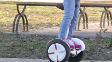 Kiev, Ukrayna - 8 Nisan 2018: Genç kız arkadaş bacaklar Jeans Park Segway Gyroboards binme keyfini çıkarın..