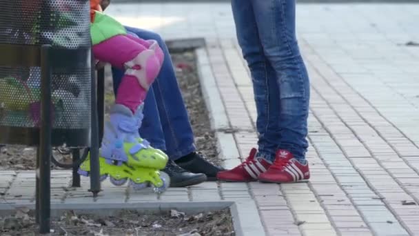 Kyjev Ukrajina Duben 2018 Nohy Malá Dívka Pózuje Kolečkové Brusle — Stock video