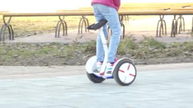 Kiev, Ukrayna - 8 Nisan 2018: Genç kız arkadaş bacaklar Jeans Park Segway Gyroboards binme keyfini çıkarın..