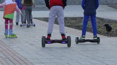 Kiev, Ukrayna - 8 Nisan 2018: Genç kız arkadaş bacaklar Jeans Park Segway Gyroboards binme keyfini çıkarın..