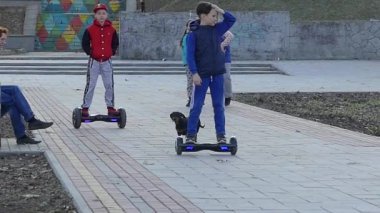 Kiev, Ukrayna - 8 Nisan 2018: Genç kız arkadaş bacaklar Jeans Park Segway Gyroboards binme keyfini çıkarın..