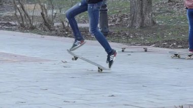 Kiev, Ukrayna - 8 Nisan 2018: yapmak bir hüner onun kaykay ile paten parkta genç adam. Spor, aktif yaşam conce