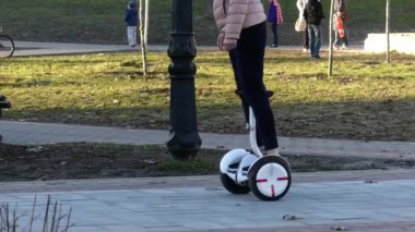Kiev, Ukrayna - 8 Nisan 2018: Genç kız arkadaş bacaklar Jeans Park Segway Gyroboards binme keyfini çıkarın..