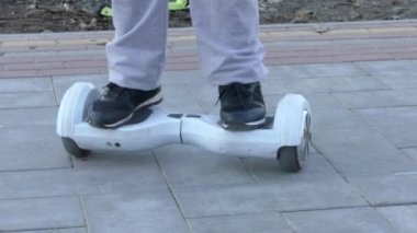Kiev, Ukrayna - 8 Nisan 2018: Genç kız arkadaş bacaklar Jeans Park Segway Gyroboards binme keyfini çıkarın..