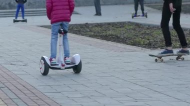 Kiev, Ukrayna - 8 Nisan 2018: Genç kız arkadaş bacaklar Jeans Park Segway Gyroboards binme keyfini çıkarın..