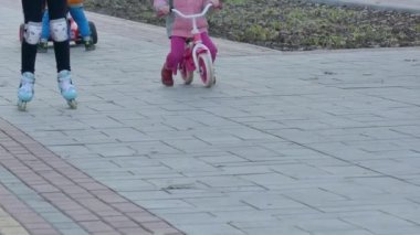 Kiev, Ukrayna - 8 Nisan 2018: Bacaklar küçük kızın roller-Blade kaldırımda poz.