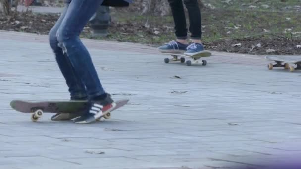 Kiev Ucrania Abril 2018 Joven Haciendo Truco Con Monopatín Parque — Vídeo de stock