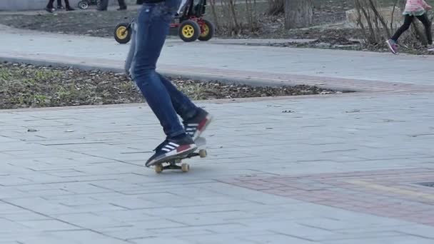 キエフ ウクライナ 2018 若い男のスケート公園で彼のスケート ボードのトリックを実行します スポーツ アクティブな生活の概念 — ストック動画