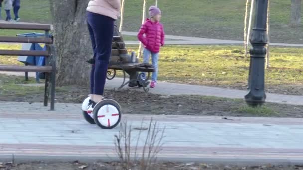 키예프 우크라이나 2018 공원에서 청바지에 Gyroboards를 — 비디오