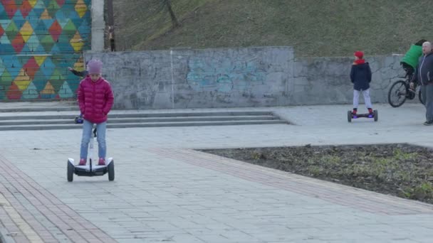 Kijów Ukraina Kwietnia 2018 Nogi Przyjaciele Młode Dziewczyny Dżinsy Park — Wideo stockowe