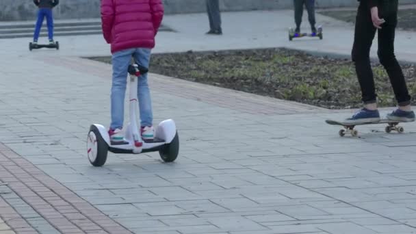 キエフ ウクライナ 2018 公園でジーンズの若い女の子の友人足楽しむセグウェイ Gyroboards に乗って — ストック動画