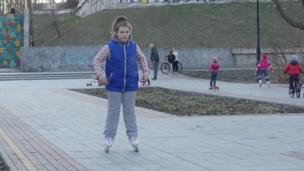 Kijów Ukraina Kwietnia 2018 Nogi Little Girl Pozowanie Łyżworolki Bruk — Wideo stockowe