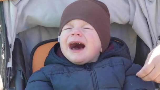 Chłopiec Dziecko Płacze Zbliżenie Dwa Letni Dziecko Kapeluszu Płacze Ulicy — Wideo stockowe