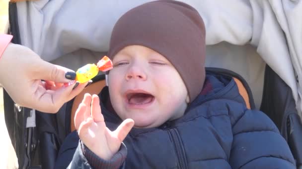 Ragazzo Che Piange Primo Piano Bimbo Due Anni Con Cappello — Video Stock