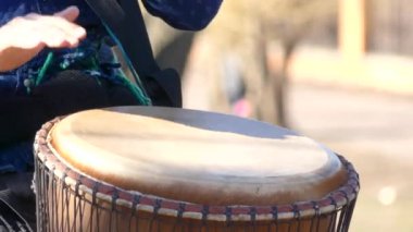 ritim Tom-Tom üzerinde oynamak için.