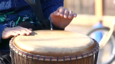 ritim Tom-Tom üzerinde oynamak için.