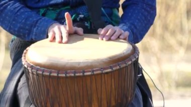 ritim Tom-Tom üzerinde oynamak için.