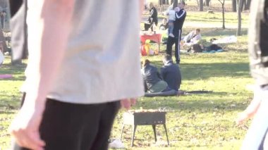 Kiev, Ukrayna - 8 Nisan 2018: birçok kişi parkta çim üzerinde dinlenme. İnsanlar parkta çim üzerinde rahatlatıcı.