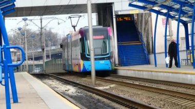 Kiev, Ukrayna - 5 Nisan 2018: Daha sonra bir antika Kiev sokakta istasyondan ayrılır bir tramvay yolcu çık.