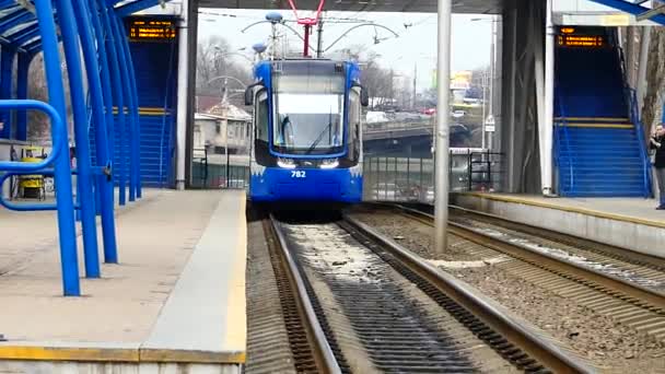 Kiev Oekraïne Apr 2018 Passagiers Uitstappen Van Een Tram Die — Stockvideo