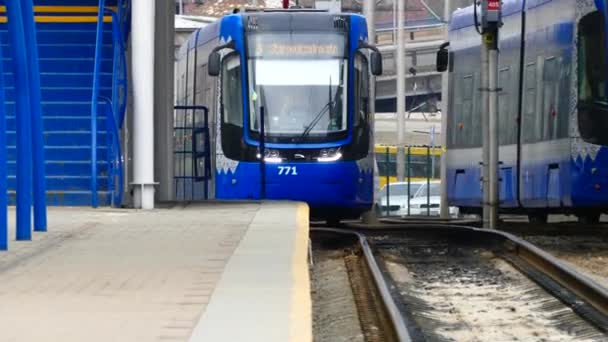 Kiev Ucraina Aprile 2018 Passeggeri Scendono Tram Che Successivamente Lascia — Video Stock