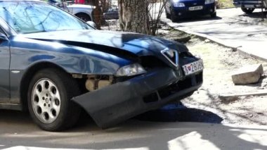 Kiev, Ukrayna - 5 Nisan 2018: Ön etkisi enkaz araba kaza düşük açılı sonra yolda