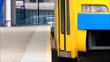 Kiev, Ukrayna - 5 Nisan 2018: Daha sonra bir antika Kiev sokakta istasyondan ayrılır bir tramvay yolcu çık.