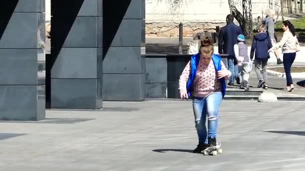 キエフ ウクライナ 2018 ティーンエイ ジャーの乗り物 道路に沿ってスケート ボード — ストック動画