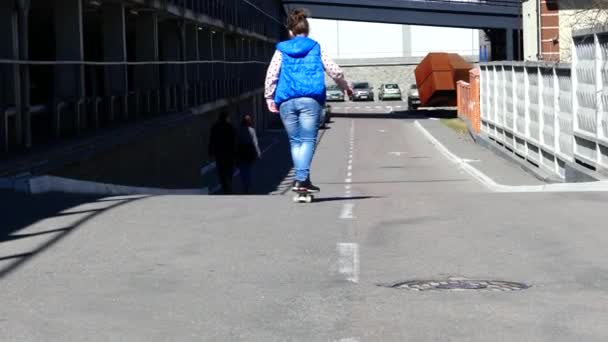 Kiev Ucrânia Apr 2018 Adolescente Monta Skate Longo Estrada — Vídeo de Stock