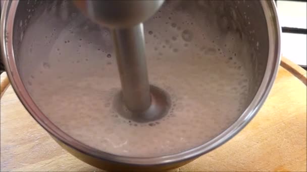 Sahne Kochen Stört Mit Einem Mixer Der Koch Bereitet Den — Stockvideo