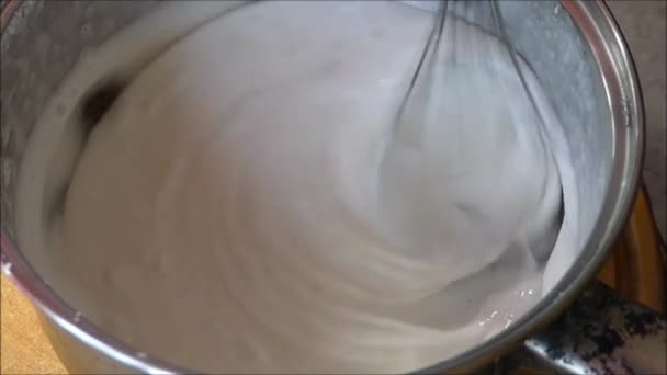 Proceso Formar Una Crema Exuberante Cubierta Crema Recipiente Metal Que — Vídeo de stock