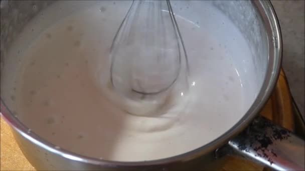 Proceso Formar Una Crema Exuberante Cubierta Crema Recipiente Metal Que — Vídeos de Stock