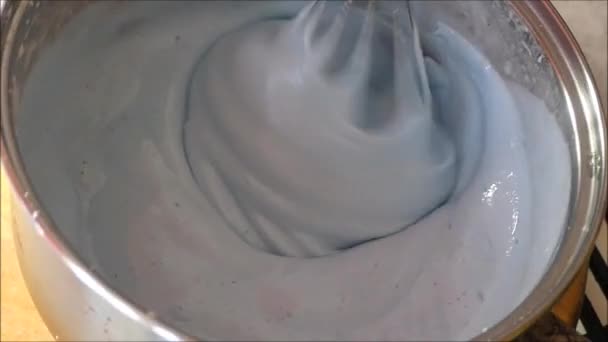 Διαδικασία Της Σχηματίζοντας Ένα Κάλυμμα Πλούσια Κρέμα Κρέμα Ένα Μεταλλικό — Αρχείο Βίντεο