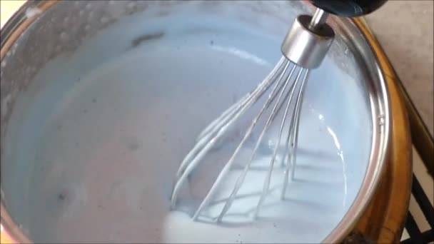 金属ボウルには 自動ミキサーに立つ緑豊かなクリーム カスタード トッピングの形成過程 — ストック動画