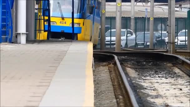 Kiev Oekraïne Apr 2018 Passagiers Uitstappen Van Een Tram Die — Stockvideo