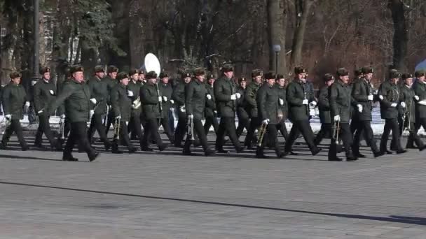 乌克兰基辅 2018年3月22日 乌克兰军队的荣誉卫队显示武器的把戏 年轻士兵手持武器 — 图库视频影像
