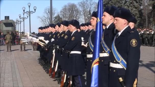 Kyjev Ukrajina Března 2018 Čestná Stráž Ukrajinská Armáda Ukazuje Triky — Stock video