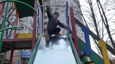 Küçük çocuk bahçesi ile tepeden aşağı slayt üzerinde.