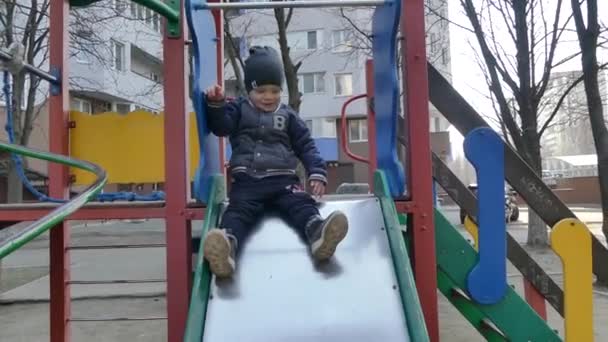 Niño Pequeño Patio Recreo Con Toboganes Colina Abajo — Vídeo de stock