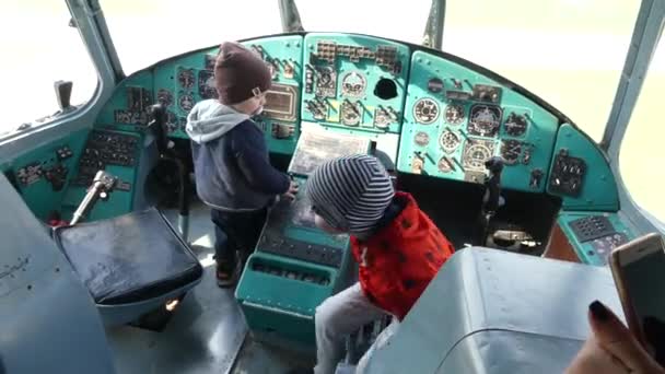 Kiev Ukraine April 2018 Cockpit Plane Place Pilots Children Cockpit — Stock Video