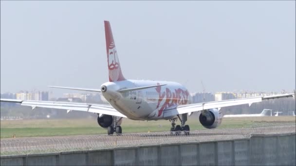 Kijów Ukraina Kwietnia 2018 Międzynarodowe Lotnisko Kijów Ernest Airlines Airbus — Wideo stockowe