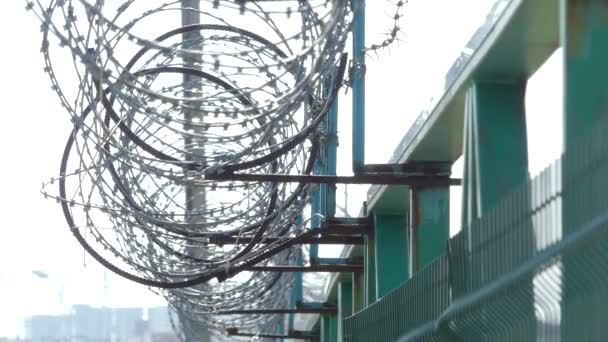 栅栏上有刺铁丝网监狱围栏 — 图库视频影像