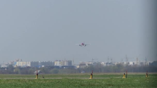 乌克兰 2018年4月14日 国际机场基辅 航空公司威兹空气 飞机在基辅机场着陆 另外一个特写 — 图库视频影像