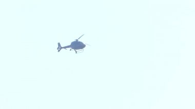 Gökyüzünde uçan bir helikopter.