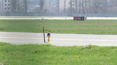 Kiev, Ukrayna - 14 Nisan 2018: Kiev Uluslararası Havaalanı, pist üzerinde sinyal lambaları.